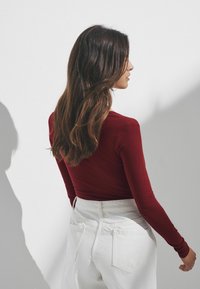 REGULAR FIT - 5 PACK FITTED LONG SLEEVE CREW NECK - Long sleeved top - black red khaki neutral cream