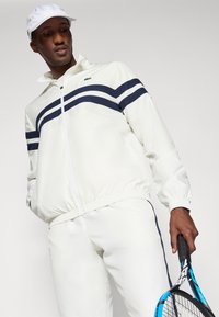 Lacoste TRACKSUIT SET - Tracksuit - flour/navy blue/green