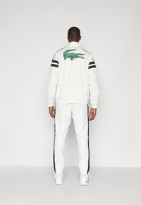 Lacoste TRACKSUIT SET - Tracksuit - flour/navy blue/green